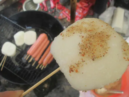 Món bánh lơ khoái ở chợ phiên Sà Phìn Hà Giang sẽ làm bạn nhớ mãi