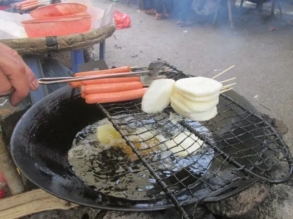 Món bánh lơ khoái ở chợ phiên Sà Phìn Hà Giang sẽ làm bạn nhớ mãi