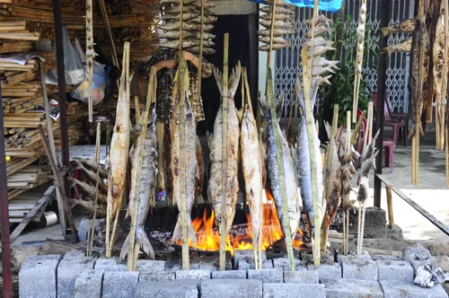 Thưởng thức cá nướng sông Đà thơm lừng đất Hòa Bình
