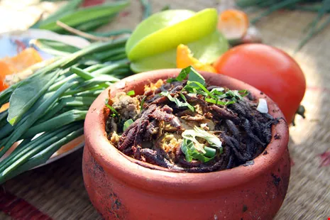 Món rươi đất vần niêu độc đáo chỉ có ở Hải Dương