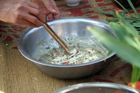 Món rươi đất vần niêu độc đáo chỉ có ở Hải Dương