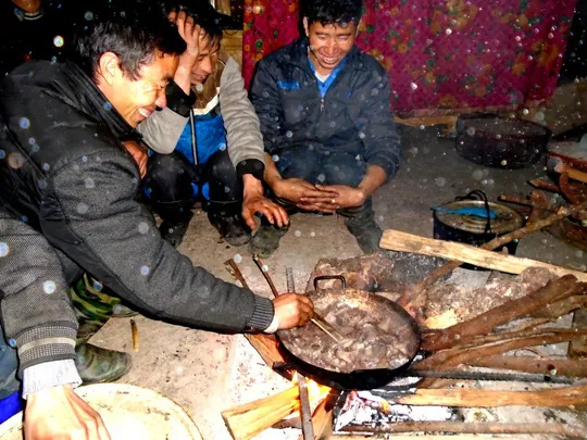 Lên Tả Phìn thưởng thức món thịt chuột rừng gác bếp