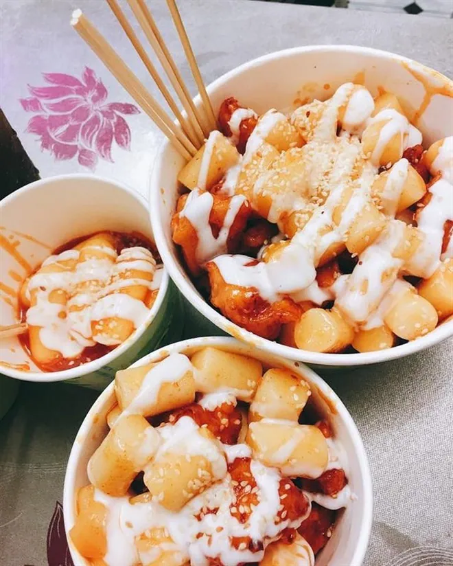 Vô vàn kiểu biến tấu món tokbokki Hàn Quốc tại Việt Nam