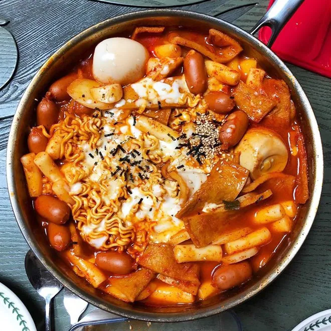 Vô vàn kiểu biến tấu món tokbokki Hàn Quốc tại Việt Nam