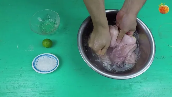 Cách luộc lòng heo vừa trắng vừa giòn lại hết sạch mùi hôi không quá khó