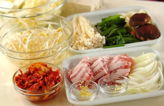 Nấu lẩu kim chi Hàn Quốc cho ngày cuối tuần vào mùa mưa này