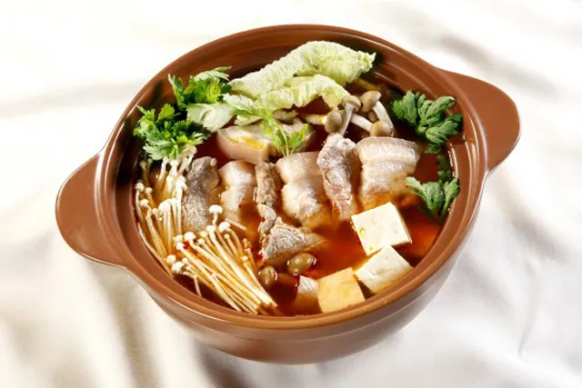 Nấu lẩu kim chi Hàn Quốc cho ngày cuối tuần vào mùa mưa này