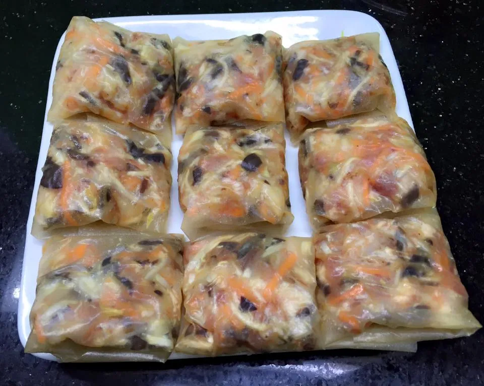 Cần gì đến Hải Phòng mói ăn được nem cua bể, tự làm đãi bạn bè thôi!