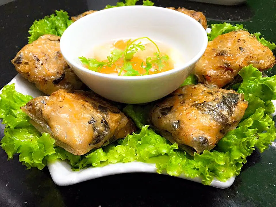Cần gì đến Hải Phòng mói ăn được nem cua bể, tự làm đãi bạn bè thôi!