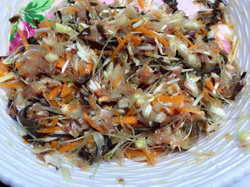 Cần gì đến Hải Phòng mói ăn được nem cua bể, tự làm đãi bạn bè thôi!