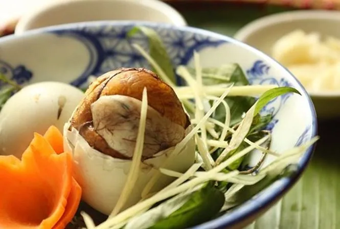 Ăn trứng vịt lộn sai cách gây ra nhiều bệnh nguy hiểm