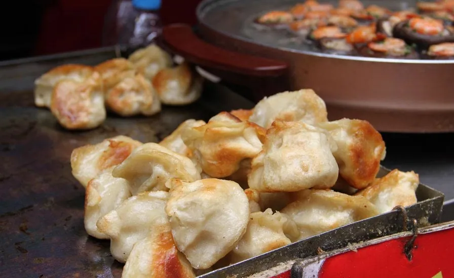 Vừa dạo phố Bắc Kinh vừa nhâm nhi các món ăn thú vị bên đường