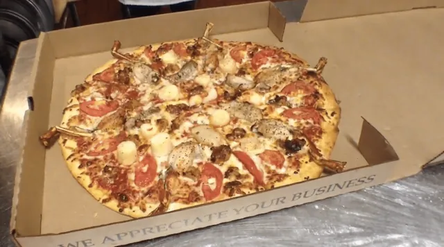 Pizza có nhiều phiên bản kì dị như thế này