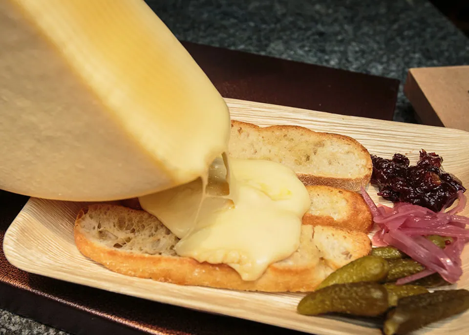 Ngoài Mozzarella, trên thế giới còn ưa chuộng những loại phô mai này