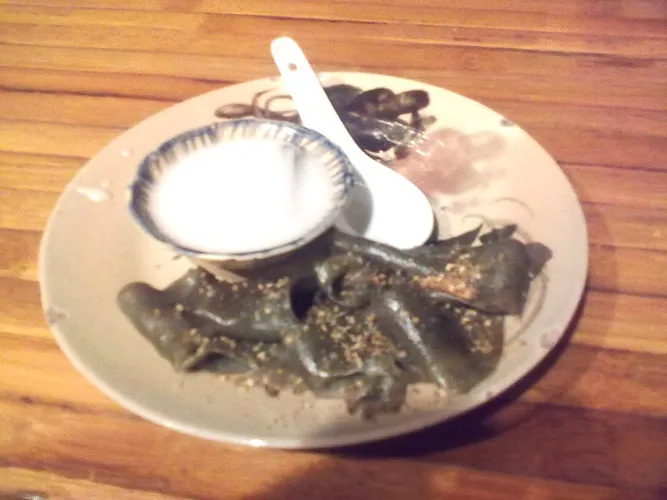Về miền tây nhớ ăn bánh lá rau mơ để mở mang hiểu biết