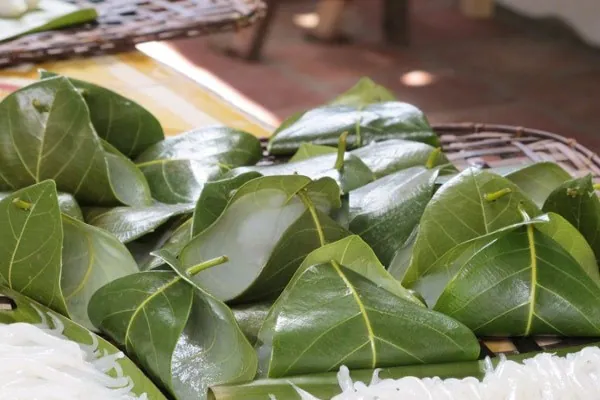 Về miền tây nhớ ăn bánh lá rau mơ để mở mang hiểu biết