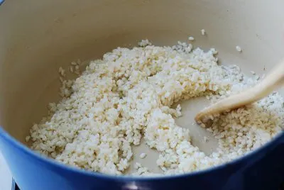 Rang gạo để nấu cháo thơm ngon như người Hàn Quốc