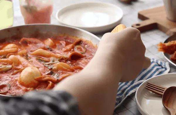 Tteokbokki Hàn Quốc nấu kiểu này mới chuẩn vị
