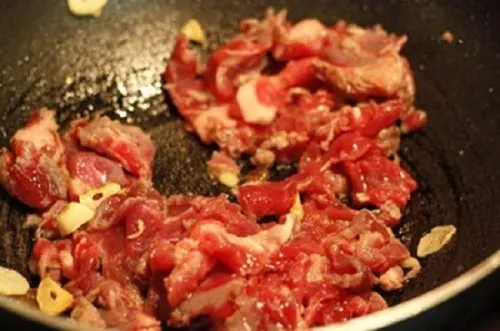 Thịt bò, ngô non, súp lơ xanh xào chung thì cơm bao nhiêu cũng hết