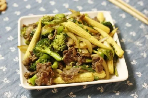 Thịt bò, ngô non, súp lơ xanh xào chung thì cơm bao nhiêu cũng hết