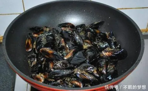 Ăn cả côn trùng có độc nhưng người châu Phi không ăn hải sản họ nghêu