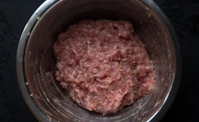 Nướng thịt heo để làm… “thịt heo khô” ăn Tết