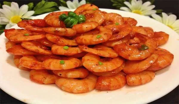 Ăn tôm như thế này là “phản khoa học” và gây hại sức khỏe