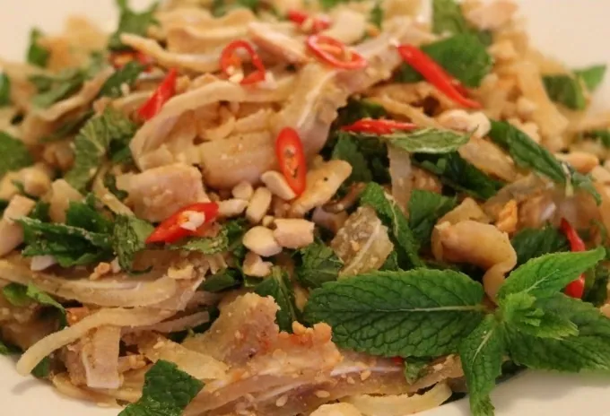 Gỏi tré Sài Gòn có gì khác tré miền Trung?