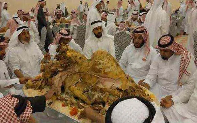 Giàu có như Dubai mà có văn hóa ăn uống gây tranh cãi như thế này