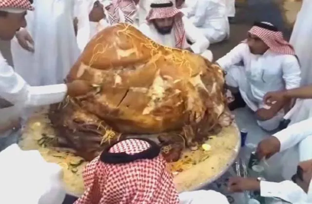 Giàu có như Dubai mà có văn hóa ăn uống gây tranh cãi như thế này