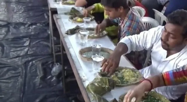 Dù đi đâu, người Ấn Độ cũng giữ thói quen ăn uống này