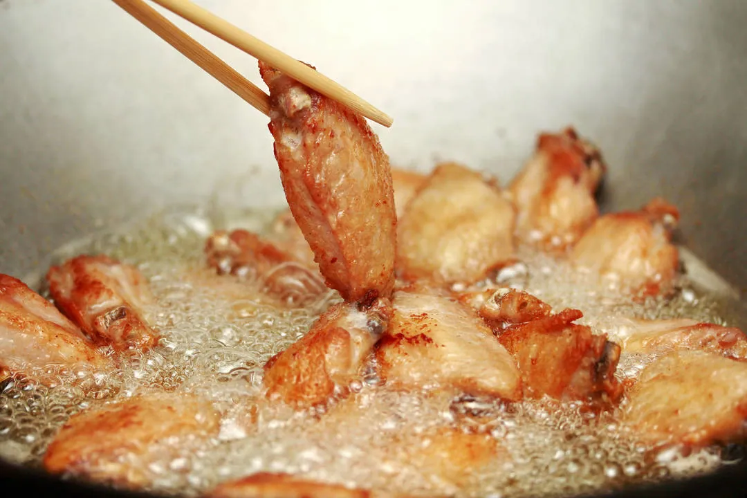 Người Mỹ chiên cánh gà như thế này và trở thành đặc sản