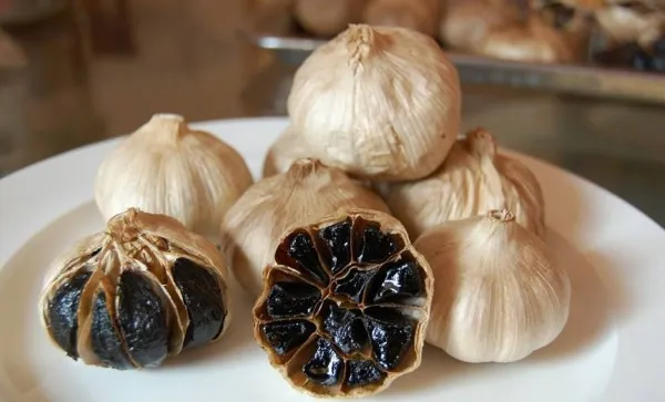 Cộng dụng của tỏi đen và cách “biến” tỏi trắng thành tiên dược