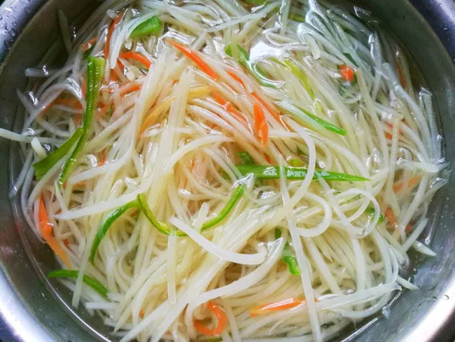 Nộm khoai tây và cà rốt lạ mà ngon khó cưỡng