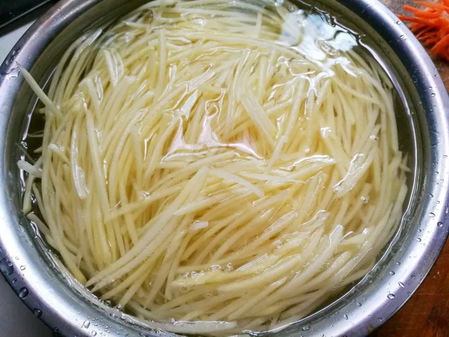 Nộm khoai tây và cà rốt lạ mà ngon khó cưỡng