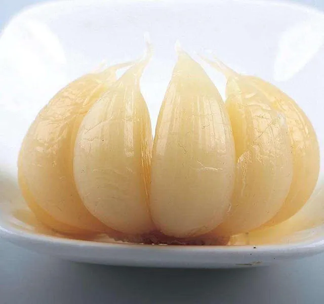 Tự làm tỏi chua ngọt ăn kèm lạ miệng và nhiều công dụng