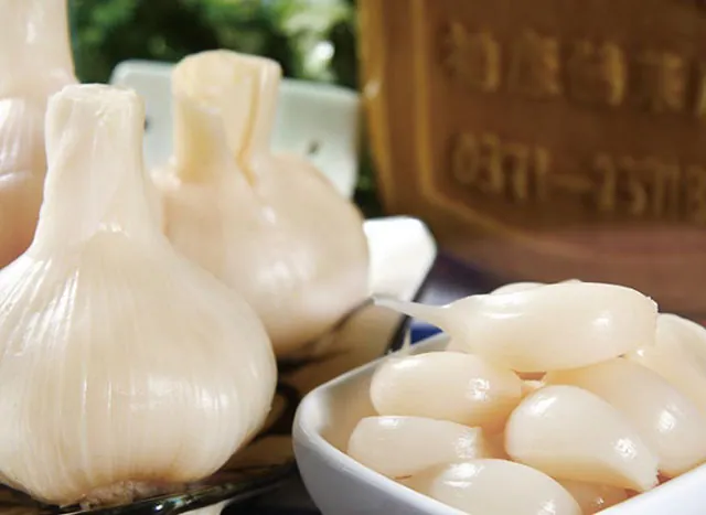 Tự làm tỏi chua ngọt ăn kèm lạ miệng và nhiều công dụng