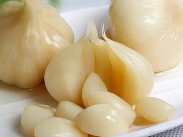 Tự làm tỏi chua ngọt ăn kèm lạ miệng và nhiều công dụng