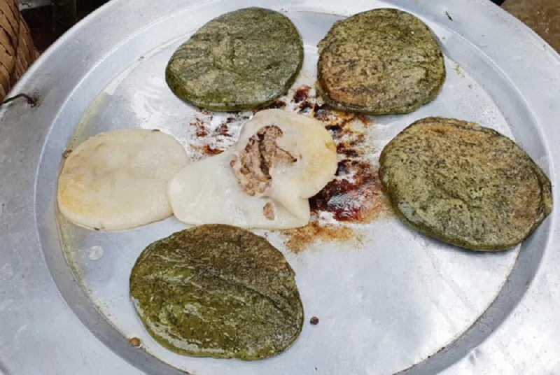 Bánh khúc xanh của người Tày làm từ nguyên liệu đặc biệt nào?