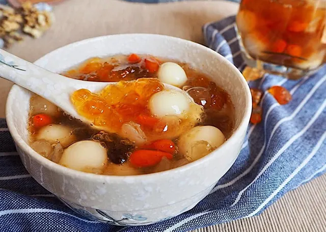 Người Trung Quốc sử dụng nhựa chảy ra từ cây đào như món ăn vặt