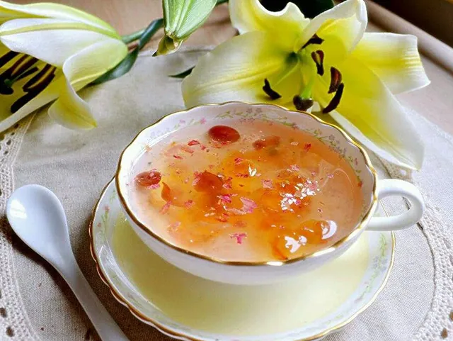Người Trung Quốc sử dụng nhựa chảy ra từ cây đào như món ăn vặt