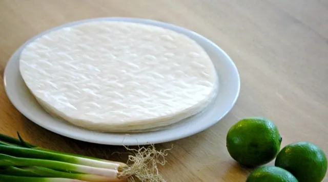 Bánh tráng Việt Nam: Từ món bánh cứu đói đến món ăn vặt của giới trẻ