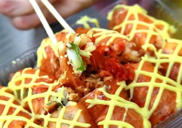 Bánh tráng Việt Nam: Từ món bánh cứu đói đến món ăn vặt của giới trẻ