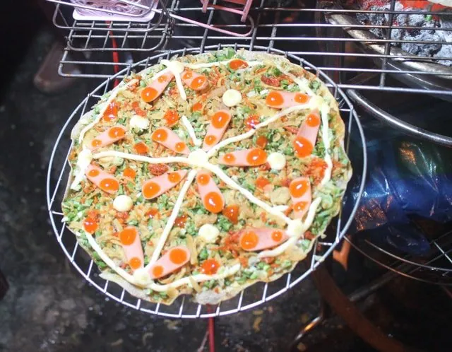 Bánh tráng Việt Nam: Từ món bánh cứu đói đến món ăn vặt của giới trẻ