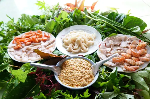 Gỏi lá Kon Tum: Nguyên liệu chính là lá rừng nhưng hấp dẫn là nhờ nước chấm