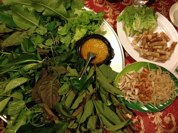 Gỏi lá Kon Tum: Nguyên liệu chính là lá rừng nhưng hấp dẫn là nhờ nước chấm