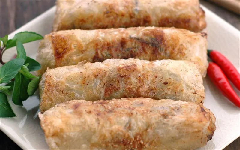 Bánh tráng Việt Nam: Từ món bánh cứu đói đến món ăn vặt của giới trẻ