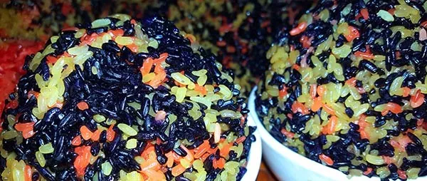 Độc lạ xôi “lên màu lung linh” nhờ các loại cây từ rừng thiên nhiên