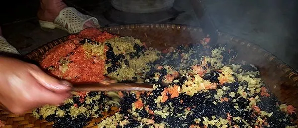 Độc lạ xôi “lên màu lung linh” nhờ các loại cây từ rừng thiên nhiên