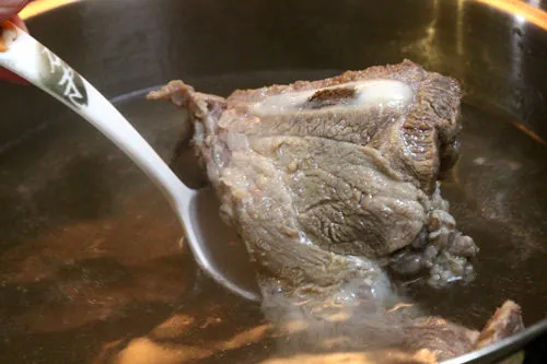 Nhớ canh xương dọc mùng nấu sấu chua của mẹ quá